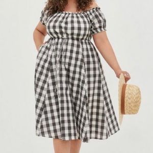 Torrid size 1 OFF-SHOULDER PEASANT MIDI DRESS - SEERSUCKER GINGHAM GREY & WHITE